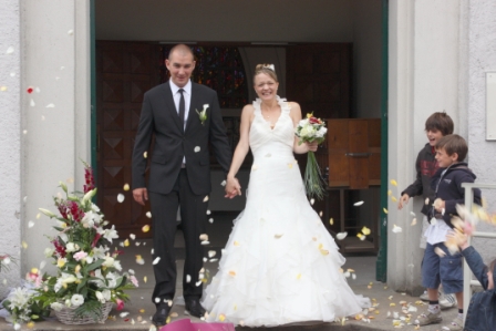Cédric Supiot & Amélie Guillouët leaving the church in La Chabossière, France